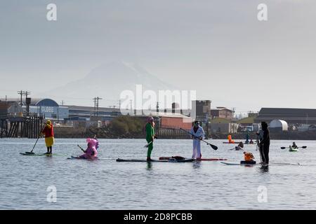 Tacoma, Washington, États-Unis. 31 octobre 2020. Les personnes vêtues de costumes participent au Grit City Costume Paddle le long de la voie navigable Thea Foss à Tacoma, Washington. Crédit : Paul Christian Gordon/Alay Live News Banque D'Images