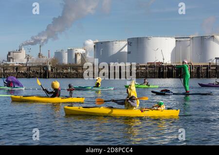 Tacoma, Washington, États-Unis. 31 octobre 2020. Les personnes vêtues de costumes passent devant l'usine de gaz naturel ConocoPhillips le long de la voie navigable Thea Foss lorsqu'elles prennent part à la selle de Costume de la ville de Grit à Tacoma, Washington. Crédit : Paul Christian Gordon/Alay Live News Banque D'Images