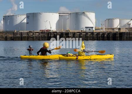 Tacoma, Washington, États-Unis. 31 octobre 2020. Un couple vêtu de costumes passe devant l'usine de gaz naturel de ConocoPhillips le long de la voie navigable Thea Foss pendant qu'ils prennent part à la selle de Costume de la ville de Grit à Tacoma, Washington. Crédit : Paul Christian Gordon/Alay Live News Banque D'Images