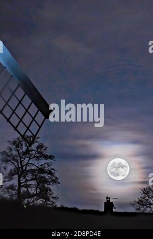 Bill, Buckinghamshire, Royaume-Uni. 31 octobre 2020. Lune bleue. La lune bleue s'élève près du moulin à vent de Brill le soir d'Halloween. La lune bleue est la deuxième pleine lune en un mois. Les nuages sont arrivés au cours de la dernière minute, ce qui a empêché une montée nette. Credit: Sidney Bruere/Alay Live News Banque D'Images