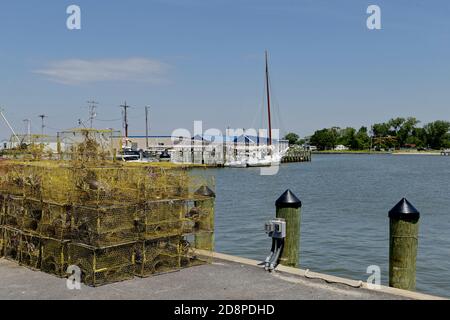 Marmites de crabe empilées sur un quai de la marina avant de charger sur un bateau de pêche à Deal Island, MD. Banque D'Images