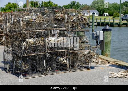 Marmites de crabe empilées sur un quai de la marina avant de charger sur un bateau de pêche à Deal Island, MD. Banque D'Images