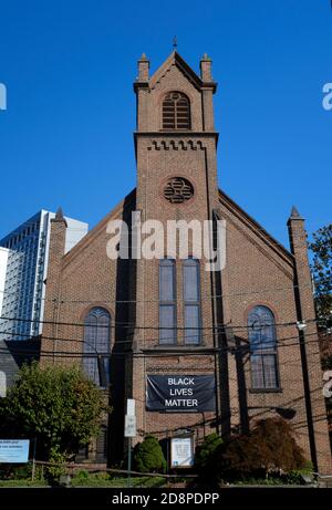 Le signe de la vie noire est important sur une église du Nouveau-Brunswick, NJ Banque D'Images