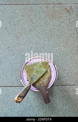 Couteau à mastiquer avec une cuve de pâte pour le bois et le métal Banque D'Images