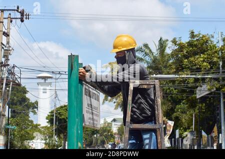 Asie du Sud-est des ouvriers de la construction avec l'uniforme de sécurité et le travail d'équipement. 19 OCTOBRE 2020. JAMBI, INDONÉSIE. Banque D'Images