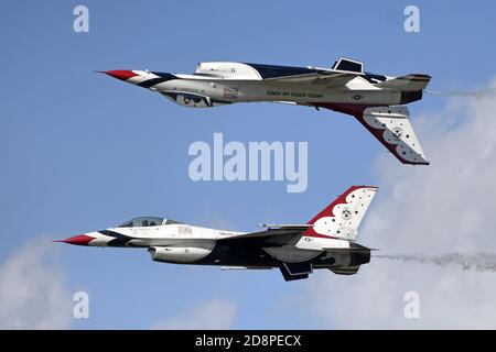 Sanford, États-Unis. 31 octobre 2020. Les Thunderbirds de l'USAF se sont produit au premier Lockheed Martin Space and Air Show à Sanford, en Floride, le samedi 31 octobre 2020. Photo de Joe Marino/UPI crédit: UPI/Alay Live News Banque D'Images