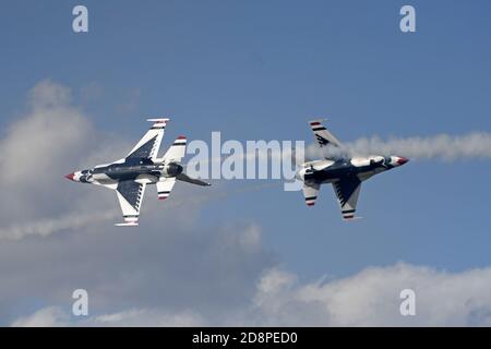 Sanford, États-Unis. 31 octobre 2020. Les Thunderbirds de l'USAF se sont produit au premier Lockheed Martin Space and Air Show à Sanford, en Floride, le samedi 31 octobre 2020. Photo de Joe Marino/UPI crédit: UPI/Alay Live News Banque D'Images