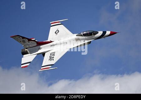 Sanford, États-Unis. 31 octobre 2020. Les Thunderbirds de l'USAF se sont produit au premier Lockheed Martin Space and Air Show à Sanford, en Floride, le samedi 31 octobre 2020. Photo de Joe Marino/UPI crédit: UPI/Alay Live News Banque D'Images