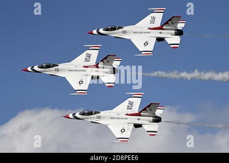 Sanford, États-Unis. 31 octobre 2020. Les Thunderbirds de l'USAF se sont produit au premier Lockheed Martin Space and Air Show à Sanford, en Floride, le samedi 31 octobre 2020. Photo de Joe Marino/UPI crédit: UPI/Alay Live News Banque D'Images