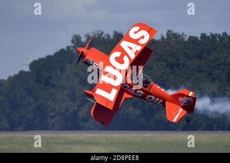 Sanford, États-Unis. 31 octobre 2020. Aerobat Mike Wiskus se produit au premier Lockheed Martin Space and Air Show à Sanford, en Floride, le samedi 31 octobre 2020. Photo de Joe Marino/UPI crédit: UPI/Alay Live News Banque D'Images