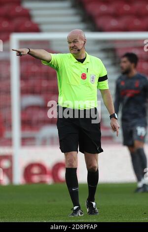 MIDDLESBROUGH, ANGLETERRE. 31 OCTOBRE l'arbitre Lee Mason lors du match de championnat Sky Bet entre Middlesbrough et Nottingham Forest au stade Riverside, Middlesbrough, le samedi 31 octobre 2020. (Credit: Mark Fletcher | MI News) Credit: MI News & Sport /Alay Live News Banque D'Images