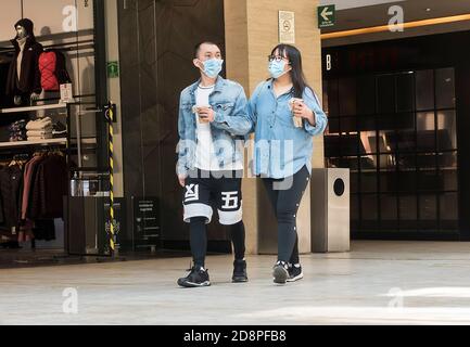 Deux personnes dans le centre commercial Antara, Mexico, Mexique, avec des masques pendant la pandémie Covid-19 Banque D'Images