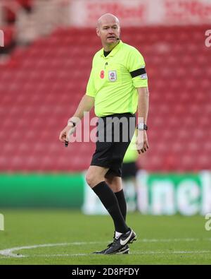 MIDDLESBROUGH, ANGLETERRE. 31 OCTOBRE l'arbitre Lee Mason lors du match de championnat Sky Bet entre Middlesbrough et Nottingham Forest au stade Riverside, Middlesbrough, le samedi 31 octobre 2020. (Credit: Mark Fletcher | MI News) Credit: MI News & Sport /Alay Live News Banque D'Images