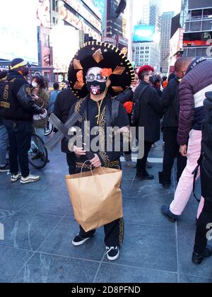 31 octobre 2020, New York, New York, États-Unis : les participants à la journée des morts et des Noirs passent par Times Square. (Image crédit : © Bruce Cotler/ZUMA Wire) Banque D'Images