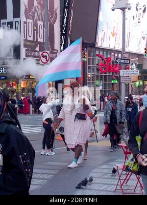 31 octobre 2020, New York, New York, États-Unis : les participants à la journée des morts et des Noirs passent par Times Square. (Image crédit : © Bruce Cotler/ZUMA Wire) Banque D'Images