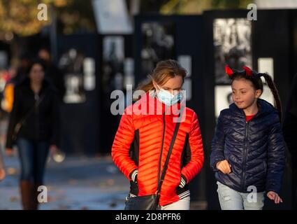 Londres, Grande-Bretagne. 31 octobre 2020. Les gens marchent dans la rue dans le centre de Londres, en Grande-Bretagne, le 31 octobre 2020. 21,915 autres personnes en Grande-Bretagne ont été testées positives pour le COVID-19, portant le nombre total de cas de coronavirus dans le pays à 1,011,660, selon les chiffres officiels publiés samedi. Credit: Han Yan/Xinhua/Alay Live News Banque D'Images