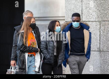 Londres, Grande-Bretagne. 31 octobre 2020. Les personnes portant des masques de visage marchent dans la rue à Londres, en Grande-Bretagne, le 31 octobre 2020. 21,915 autres personnes en Grande-Bretagne ont été testées positives pour le COVID-19, portant le nombre total de cas de coronavirus dans le pays à 1,011,660, selon les chiffres officiels publiés samedi. Credit: Han Yan/Xinhua/Alay Live News Banque D'Images