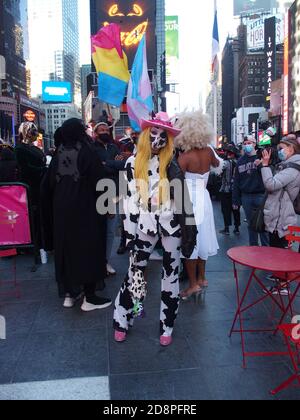 31 octobre 2020, New York, New York, États-Unis : les participants à la journée des morts et des Noirs passent par Times Square. (Image crédit : © Bruce Cotler/ZUMA Wire) Banque D'Images