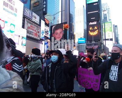 31 octobre 2020, New York, New York, États-Unis : les participants à la journée des morts et des Noirs passent par Times Square. (Image crédit : © Bruce Cotler/ZUMA Wire) Banque D'Images