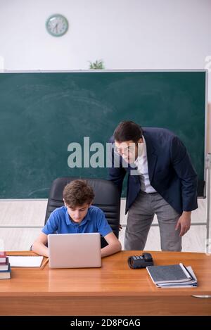 Enseignant et élève dans la salle de classe Banque D'Images