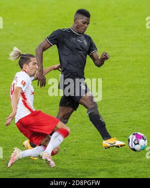 Moenchengladbach. 1er novembre 2020. Kevin Kampl (L) de Leipzig vies avec Breel Embolo de Moenchengladbach lors d'un match allemand de Bundesliga entre RB Leipzig et Borussia Moenchengladbach à Moenchengladbach, Allemagne, 31 octobre 2020. Credit: Xinhua/Alay Live News Banque D'Images