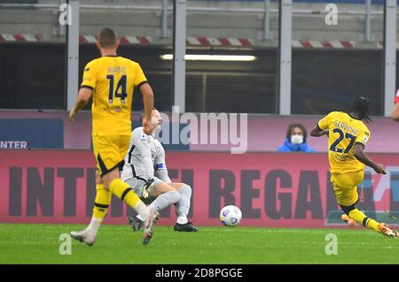 Milan, Italie. 31 octobre 2020. Gervinho (1er R) de Parme tire et marque son deuxième but lors d'un match de football de Serie A entre l'Inter Milan et Parme à Milan, Italie, 31 octobre 2020. Credit: Daniele Mascolo/Xinhua/Alay Live News Banque D'Images