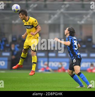 Milan, Italie. 31 octobre 2020. Alberto Grassi de Parme saute pour une tête lors d'un match de football série A entre Inter Milan et Parme à Milan, Italie, 31 octobre 2020. Credit: Daniele Mascolo/Xinhua/Alay Live News Banque D'Images