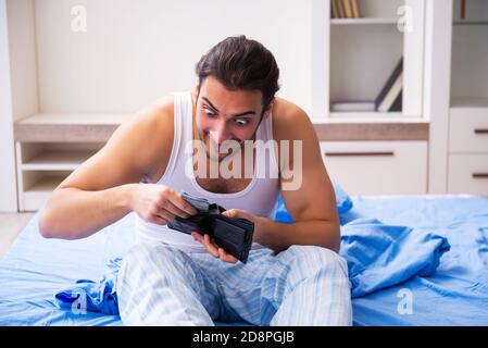 Jeune homme dans le concept d'insolvabilité Banque D'Images