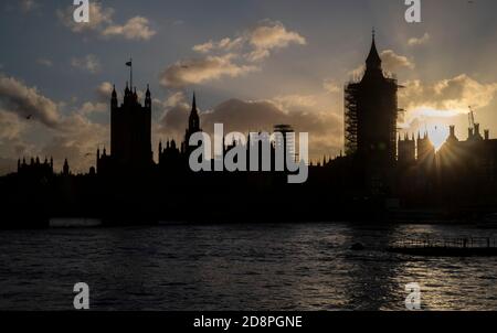 Londres, Grande-Bretagne. 31 octobre 2020. Le Palais de Westminster (chambres du Parlement) est vu silhoueté pendant le coucher du soleil à Londres, en Grande-Bretagne, le 31 octobre 2020. Le Premier ministre britannique Boris Johnson a annoncé samedi que l'Angleterre entrera dans un confinement de jeudi d'un mois pour tenter de réprimer la résurgence du coronavirus. Credit: Han Yan/Xinhua/Alay Live News Banque D'Images