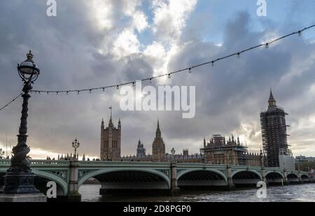 Londres, Grande-Bretagne. 31 octobre 2020. Les gens marchent sur le pont de Westminster à Londres, en Grande-Bretagne, le 31 octobre 2020. Le Premier ministre britannique Boris Johnson a annoncé samedi que l'Angleterre entrera dans un confinement de jeudi d'un mois pour tenter de réprimer la résurgence du coronavirus. Credit: Han Yan/Xinhua/Alay Live News Banque D'Images