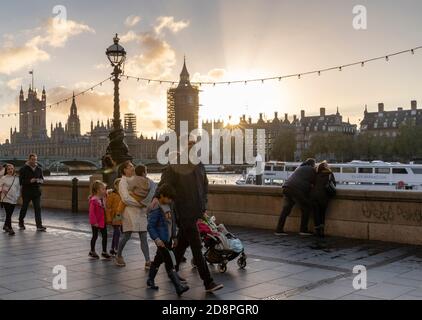 Londres, Grande-Bretagne. 31 octobre 2020. Les gens marchent au bord de la Tamise à Londres, en Grande-Bretagne, le 31 octobre 2020. Le Premier ministre britannique Boris Johnson a annoncé samedi que l'Angleterre entrera dans un confinement de jeudi d'un mois pour tenter de réprimer la résurgence du coronavirus. Credit: Han Yan/Xinhua/Alay Live News Banque D'Images