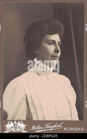 Une carte d'armoire vintage montre une femme qui pose dans un studio photo-graphique. La photo a été prise dans l'Empire austro-hongrois ou aussi dans la monarchie austro-hongroise Banque D'Images