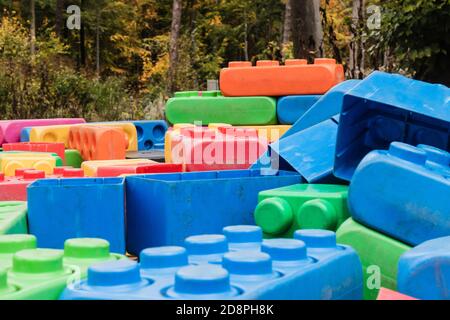 Immense pile de gigantesques blocs de construction de jouets colorés sur le aire de jeux Banque D'Images