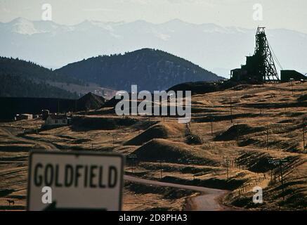 DES TERRES ARIDES SONT RESTÉES APRÈS L'ABANDON D'UN MOULIN À OR DANS LES ANNÉES 1930. LA TERRE EST TELLEMENT SATURÉE D'ACIDE QU'AUCUNE VÉGÉTATION NE PEUT SURVIVRE - emplacement: Dans ou près Cripple Creek; Colorado ca. 1972 Banque D'Images