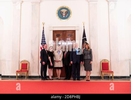 « le président Donald J. Trump et la première dame Melania Trump posent pour une photo avec la juge associée de la Cour suprême Amy Coney Barrett, son mari Jesse Barrett, la juge associée de la Cour suprême Clarence Thomas, Et sa femme Virginia Thomas dans le Cross Hall de la Maison Blanche le lundi 26 octobre 2020, après avoir assisté à la cérémonie d'assermentation de Barrettt en tant que juge associée de la Cour suprême. (Merci de noter Shealah Craighead)' Banque D'Images