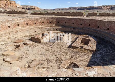 Vue sur l'un des anciens Kivas au site de la grande maison de Chetro Ketl construite par le peuple Anasazi dans le canyon de Chaco, au Nouveau-Mexique. Banque D'Images