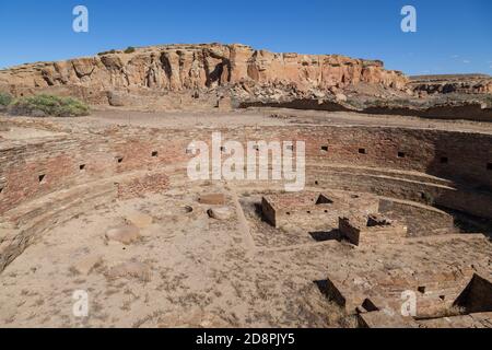 Vue sur l'un des anciens Kivas au site de la grande maison de Chetro Ketl construite par le peuple Anasazi dans le canyon de Chaco, au Nouveau-Mexique. Banque D'Images