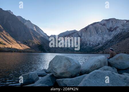 Le lac Convert est un lac alpin du comté de Mono, en Californie, aux États-Unis, qui sert de point de départ pour les randonnées dans la région sauvage de John Muir, dans la Sierra orientale. Banque D'Images