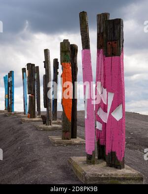 BOTTROP, ALLEMAGNE - 10 octobre 2020: BOTTROP, ALLEMAGNE - 10 OCTOBRE 2020: Totems sur la pointe Haniel, monument de Ruhr Metropolis contre le ciel le 10 octobre 202 Banque D'Images