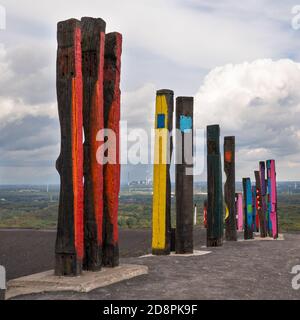 BOTTROP, ALLEMAGNE - 10 octobre 2020: BOTTROP, ALLEMAGNE - 10 OCTOBRE 2020: Totems sur la pointe Haniel, monument de Ruhr Metropolis contre le ciel le 10 octobre 202 Banque D'Images