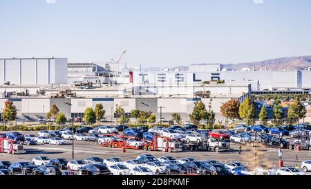 14 oct 2020 Fremont / CA / USA - usine de Tesla située dans la baie est de San Francisco; grand logo de Tesla affiché sur un bâtiment; divers modèles de Tesla Banque D'Images