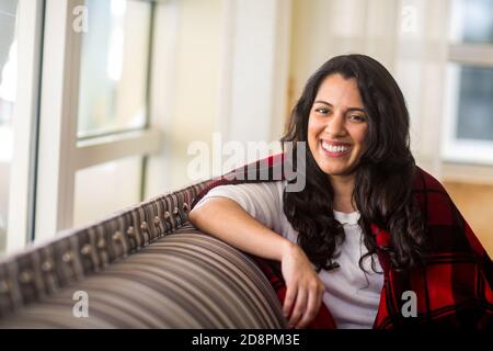Portrait of a young woman enveloppé dans une couverture chaude. Banque D'Images