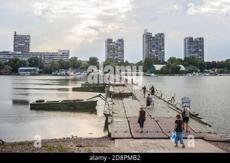 BELGRADE, SERBIE - 15 JUILLET 2017 : pont de ponton sur le danube reliant Zemun à la plage du lido sur le Veliko Ratno ostrvo, également appelé le Banque D'Images