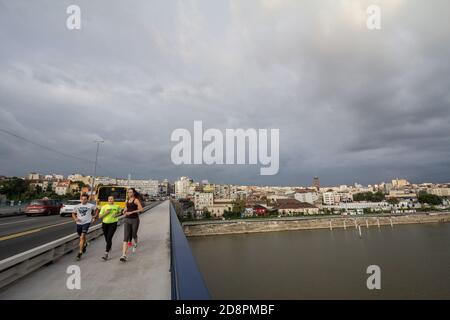 BELGRADE, SERBIE - 19 JUILLET 2017 : vue sur la rive de la rivière Sava à Belgrade depuis le pont Brankov MOST et le quartier riverain de Savamala en arrière-plan W Banque D'Images