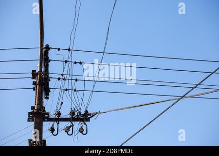 Ancienne électricité électrique avec un câble d'alimentation et des isolants en céramique, fait d'un système de connexion obsolète au réseau public d'électricité prise Banque D'Images