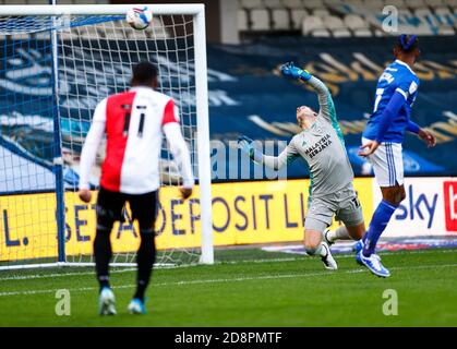 Londres, Royaume-Uni. 31 octobre 2020 ; le Kiyan Prince Foundation Stadium, Londres, Angleterre ; le championnat de football de la ligue anglaise de football, les Queen's Park Rangers versus Cardiff City ; le gardien de but Alex Smithies de Cardiff City enregistre un tir Credit: Action plus Sports Images/Alay Live News Banque D'Images