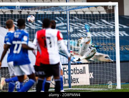 Londres, Royaume-Uni. 31 octobre 2020 ; le Kiyan Prince Foundation Stadium, Londres, Angleterre ; le championnat de football de la ligue anglaise de football, les Queen's Park Rangers versus Cardiff City ; le gardien de but Alex Smithies de Cardiff City plongées mais ne parvient pas à enregistrer le tir lié à l'objectif crédit: Action plus Sports Images/Alay Live News Banque D'Images