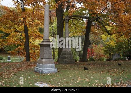 Cimetière Mount Pleasant, Toronto, Canada, arbres dans le feuillage d'automne Banque D'Images