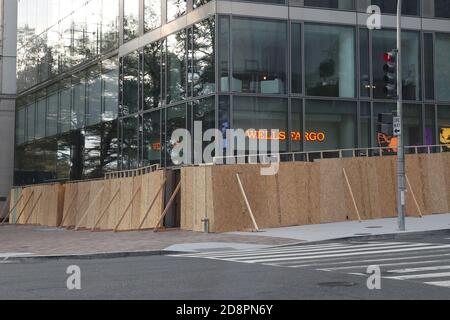 Washington, DC, États-Unis. 31 octobre 2020. Les entreprises continuent de monter dans les environs de Washington, DC avant l'élection présidentielle de 2020 le 31 octobre 2020. Crédit : Mpi34/Media Punch/Alamy Live News Banque D'Images