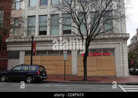 Washington, DC, États-Unis. 31 octobre 2020. Les entreprises continuent de monter dans les environs de Washington, DC avant l'élection présidentielle de 2020 le 31 octobre 2020. Crédit : Mpi34/Media Punch/Alamy Live News Banque D'Images